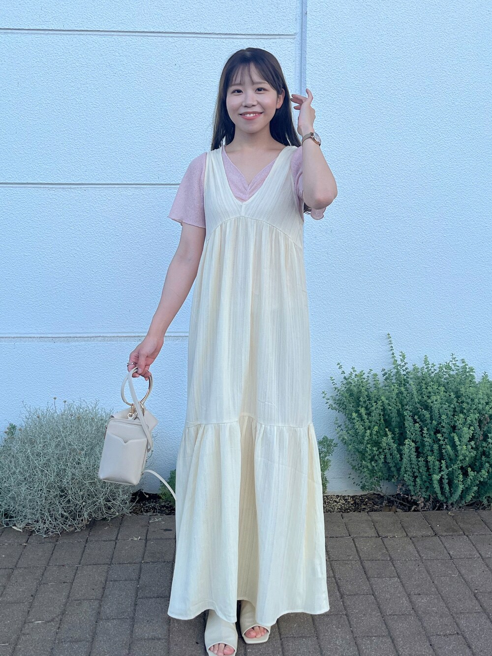 ホワイト系のショルダーバッグ、ホワイト系のワンピース、ピンク系のTシャツ/カットソーを着用したレディースの夏コーディネートの1枚目の写真