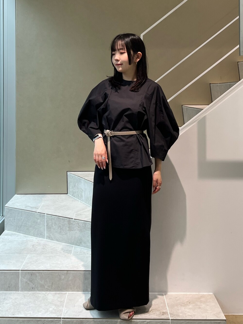 「黒、休日スタイル、お出かけコーデ、春、大人女子、お洒落さんとつながりたい、155cm、初夏コーデ、骨格ウェーブ、ブルベ夏」｜「MATUREDの【MATURED/マチュアード】コンシャススリーブブラウス（シャツ/ブラウス、ブラック系）」を使った、Risaさん（レディース・155cm）の春コーディネートの1枚目の写真