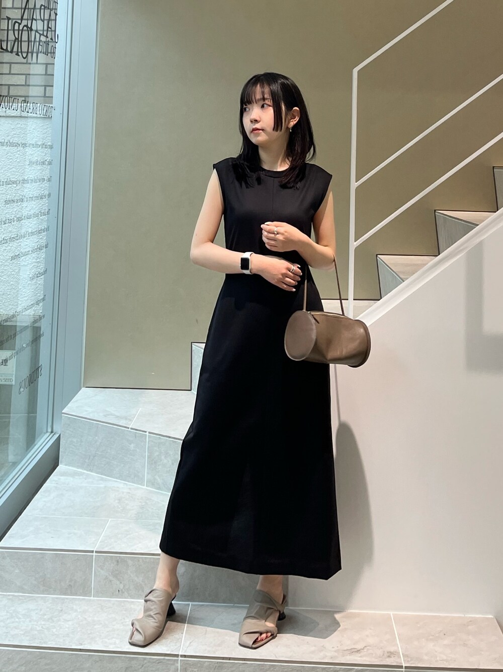 「シンプルコーデ、キレイめカジュアル、お洒落さんとつながりたい、お出かけコーデ、休日スタイル、黒、オトナカワイイ、大人女子、155㎝コーデ、骨格ウェーブ」｜「CINOHの【CINOH/チノ】《STUDIOUS別注》ジャージードレス（ワンピース、ブラック系）」を使った、Risaさん（レディース・155cm）の春コーディネートの1枚目の写真