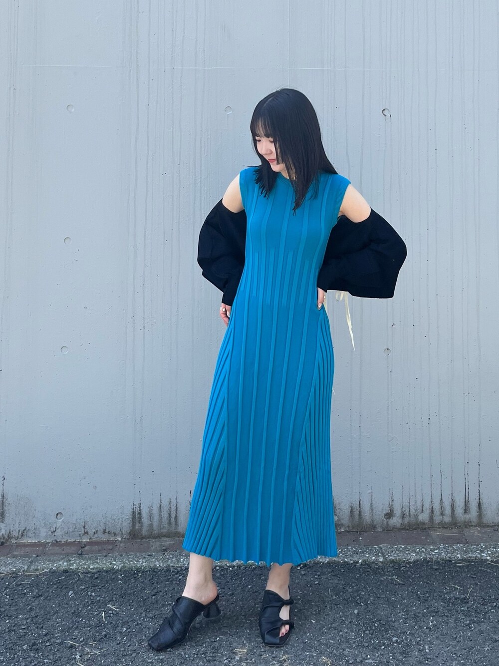 「シンプルコーデ、お洒落さんとつながりたい、春、春夏コーデ、ootd、骨格ウェーブ、ワンピース、休日スタイル、春服コーデ、155㎝コーデ」｜「CINOHの【CINOH/チノ】《STUDIOUS別注》ノースリーブニットドレス（ワンピース、ブルー系）」を使った、Risaさん（レディース・155cm）の春コーディネートの1枚目の写真