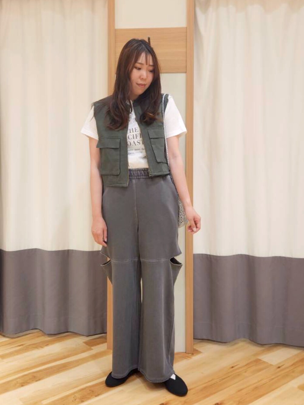 「ショルダーバッグ、古着MIX、おでかけコーデ、パンツスタイル、春服コーデ、韓国ファッション、春服、高身長女子、30代コーデ、オトナカワイイ」｜「SM2のスラブロゴプリントアソートTシャツ（Tシャツ/カットソー、ホワイト系）」を使った、manaさん（レディース・167cm）の春コーディネートの1枚目の写真