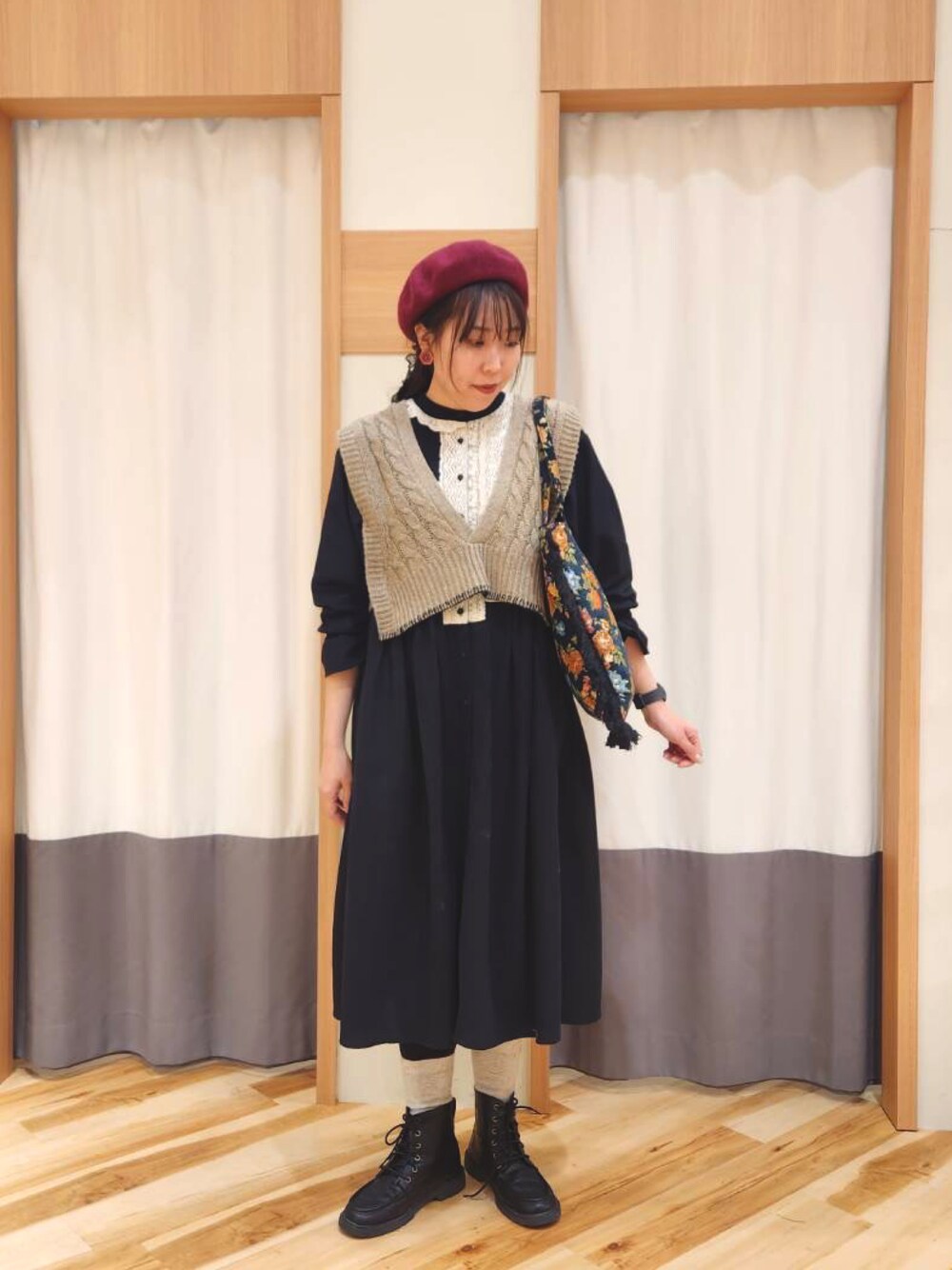 「大人かわいい、初春コーデ、冬コーデ、フリル、ワンピース、サマンサ モスモス(Samansa Mos2)、サマンサモスモス、ベスト、ブラックコーデ、レトロ」｜「Samansa Mos2のバスクベレー帽（ハット、レッド系）」を使った、manaさん（レディース・167cm）の冬コーディネートの1枚目の写真