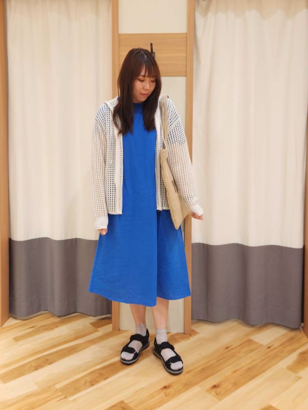 「夏コーデ、楽チンコーデ、ゆったり、骨格ストレート、ママコーデ、高身長女子、透かし編みニット、トレンド、ブルー」｜「Samansa Mos2の【S/Mサイズ】◎綿麻ワンピース（ワンピース、ブルー系）」を使った、manaさん（レディース・167cm）の春コーディネートの1枚目の写真