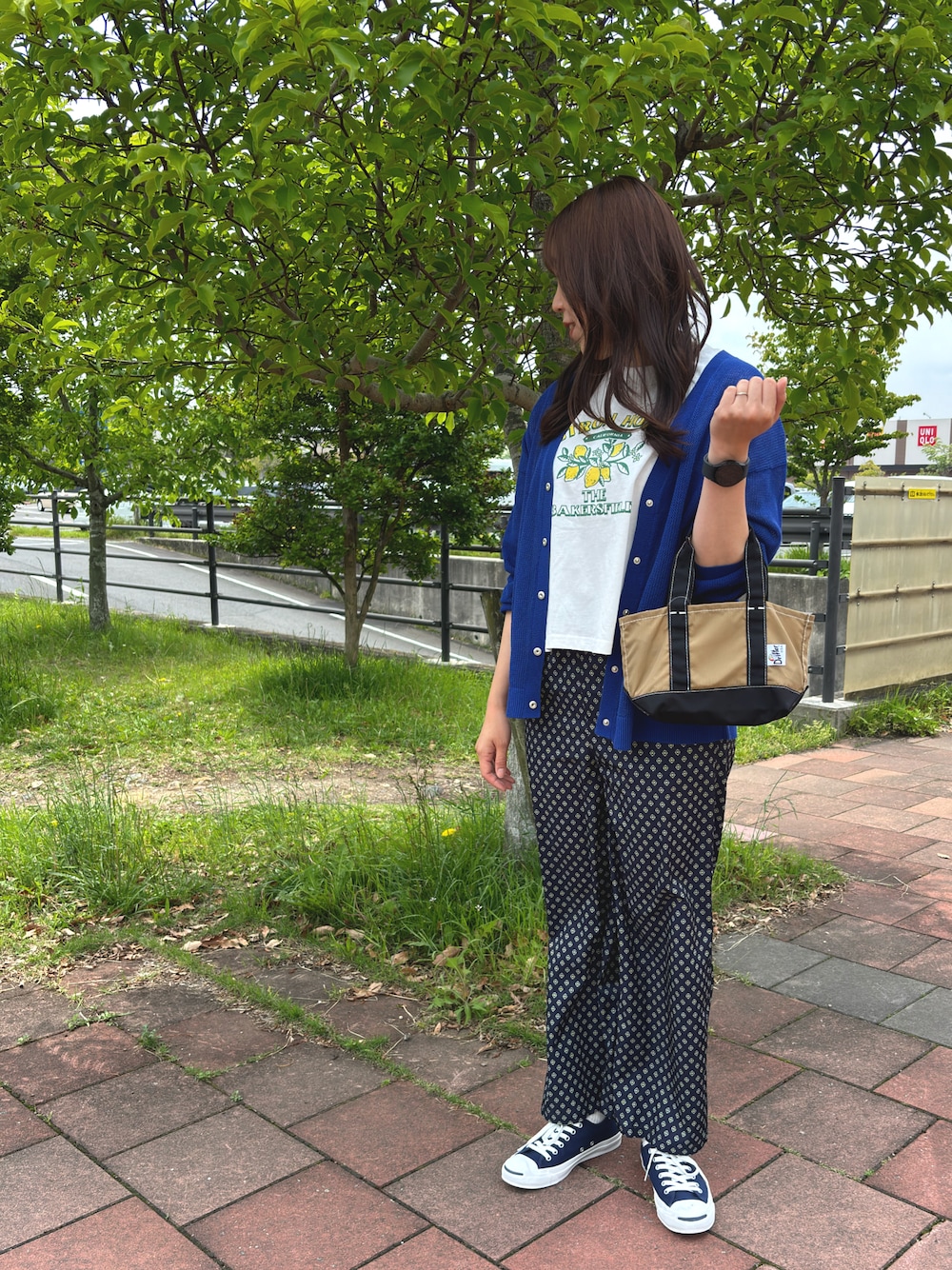 「夏コーデ、夏、サマンサ モスモス(Samansa Mos2)、コンバース、カーディガン、お出かけコーデ、オトナカジュアル、おしゃれさんと繋がりたい、ママコーデ、骨格ストレート、ロゴT」｜「Samansa Mos2の【Drifter】BUCKEYE MINI TOTE（ハンドバッグ、ベージュ系）」を使った、manaさん（レディース・167cm）の春コーディネートの1枚目の写真