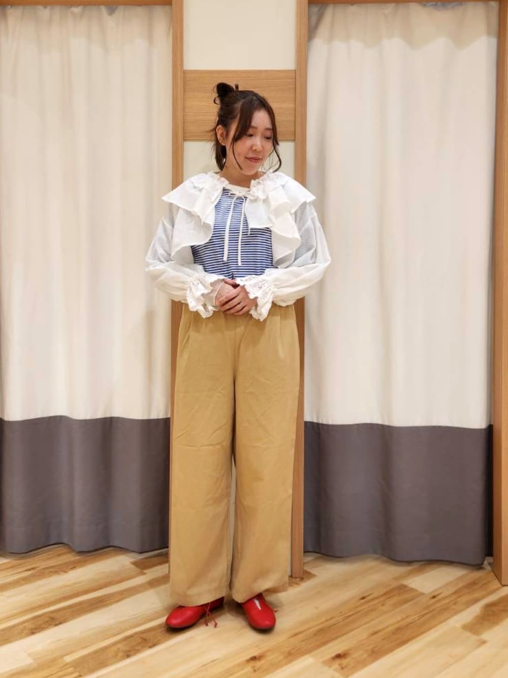 「春コーデ、オトナカジュアル、おでかけコーデ、春めき満開コーデ、春カラー、シンプルスタイル、お花見コーデ、おしゃれさんと繋がりたい、サマンサ モスモス(Samansa Mos2)、160cm台コーデ、春」｜「Samansa Mos2の羽織レースフリルブラウス（シャツ/ブラウス、ホワイト系）」を使った、manaさん（レディース・167cm）の春コーディネートの1枚目の写真