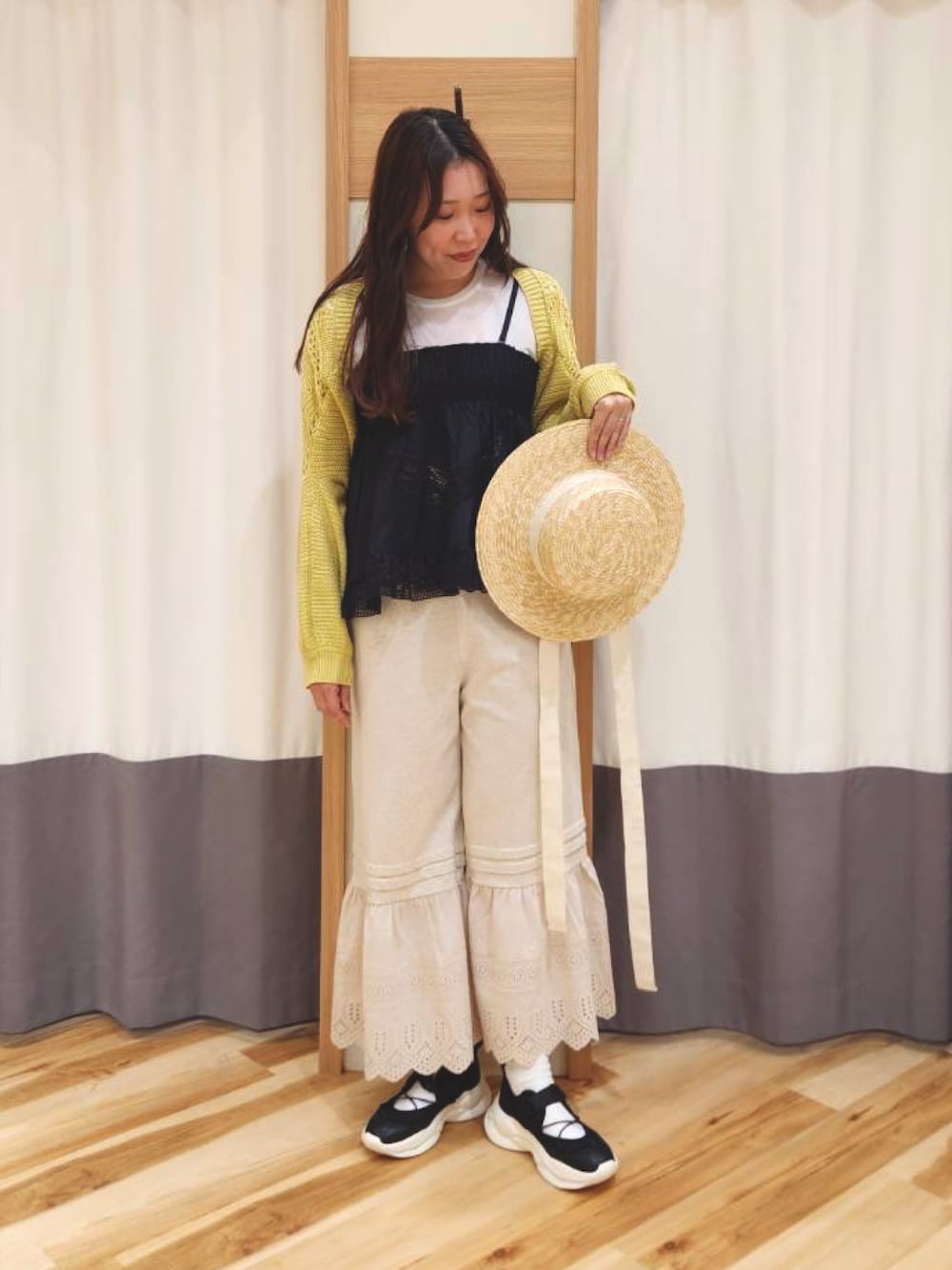 「今日のコーデ、春服コーデ、スニーカーコーデ、大人かわいい、サマンサ モスモス(Samansa Mos2)、ママコーデ、春色、SM2、イエベ春、フリル」｜「Samansa Mos2のベルクロスニーカー（スニーカー、ブラック系）」を使った、manaさん（レディース・167cm）の春コーディネートの1枚目の写真
