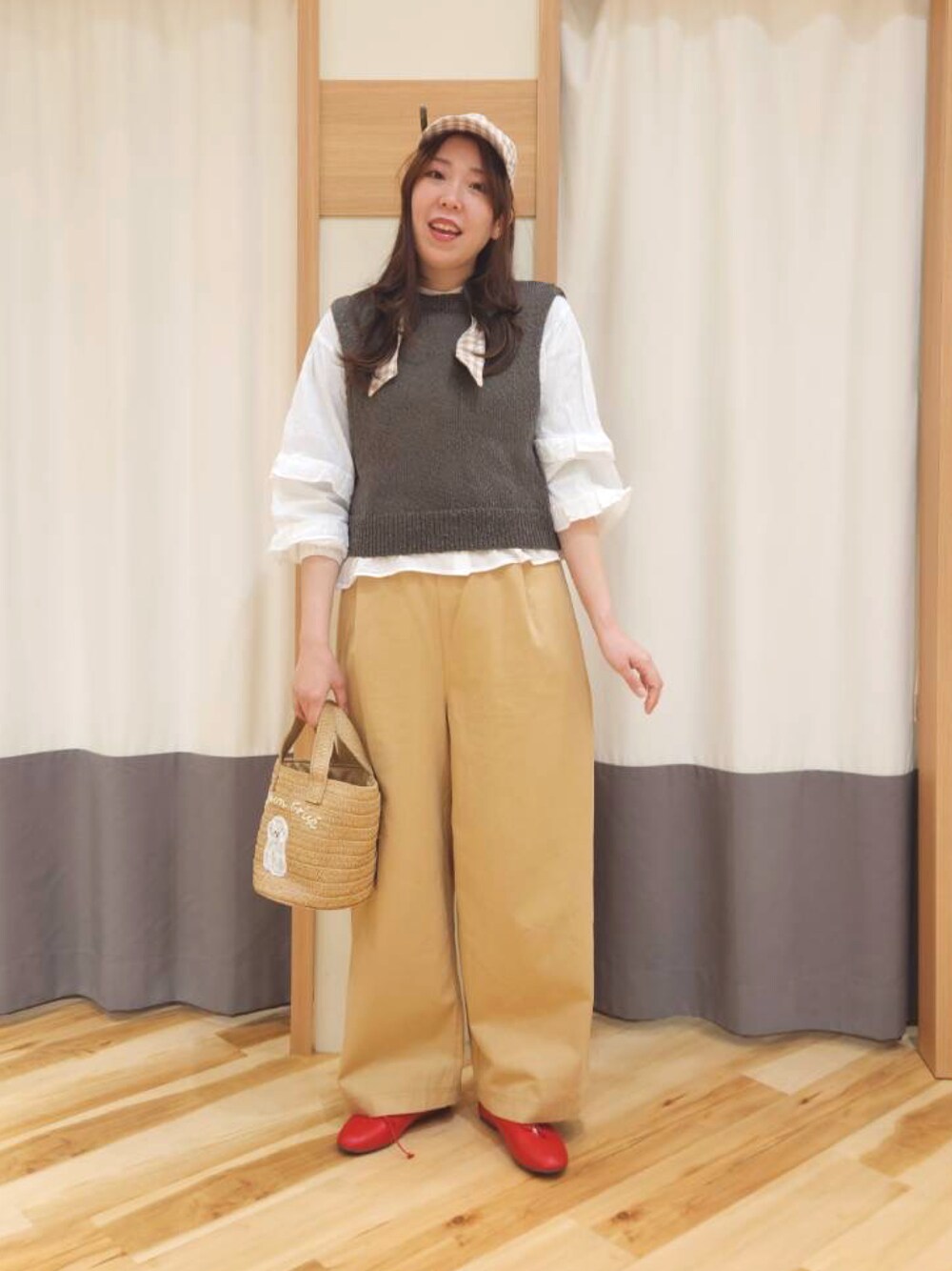 「春めき満開コーデ、チノパン、大人カジュアルコーデ、おでかけコーデ、今日のコーデ、はるコーデ、シンプルコーデ、シャツスタイル、春色、春」｜「Samansa Mos2の【M/Lサイズ】柄アソートストレートパンツ（その他パンツ、ベージュ系）」を使った、manaさん（レディース・167cm）の春コーディネートの1枚目の写真