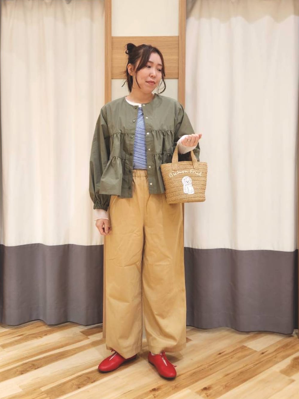 「春めき満開コーデ、ジャケット、お洒落さんとつながりたい、サマンサ モスモス(Samansa Mos2)、春コーデ、ママコーデ、カーキ、ストレートパンツ」｜「Samansa Mos2のドッグ刺繍カゴバッグ（ハンドバッグ、ホワイト系）」を使った、manaさん（レディース・167cm）の春コーディネートの1枚目の写真