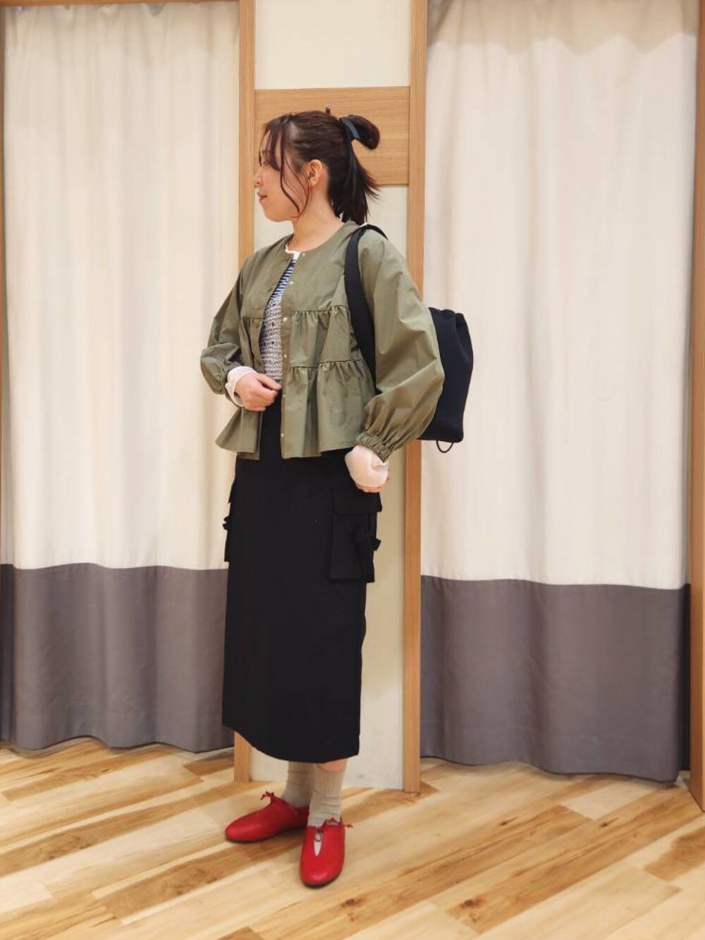 「古着MIX、ベスト、春服コーデ、サマンサ モスモス(Samansa Mos2)、おでかけコーデ、お洒落さんとつながりたい、春、ビスチェ、ママコーデ、高身長、差し色コーデ」｜「Samansa Mos2のリボンフラットシューズ（ドレスシューズ、レッド系）」を使った、manaさん（レディース・167cm）の春コーディネートの1枚目の写真