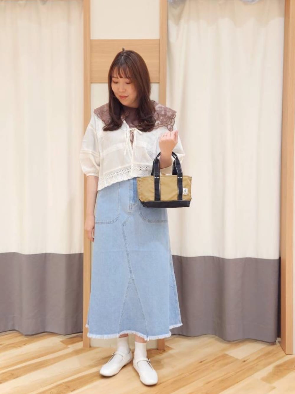 「ラクチンコーデ、大人かわいい、オトナカジュアル、ootd」｜「Samansa Mos2の【Drifter】BUCKEYE MINI TOTE（ハンドバッグ、ベージュ系）」を使った、manaさん（レディース・167cm）の春コーディネートの1枚目の写真