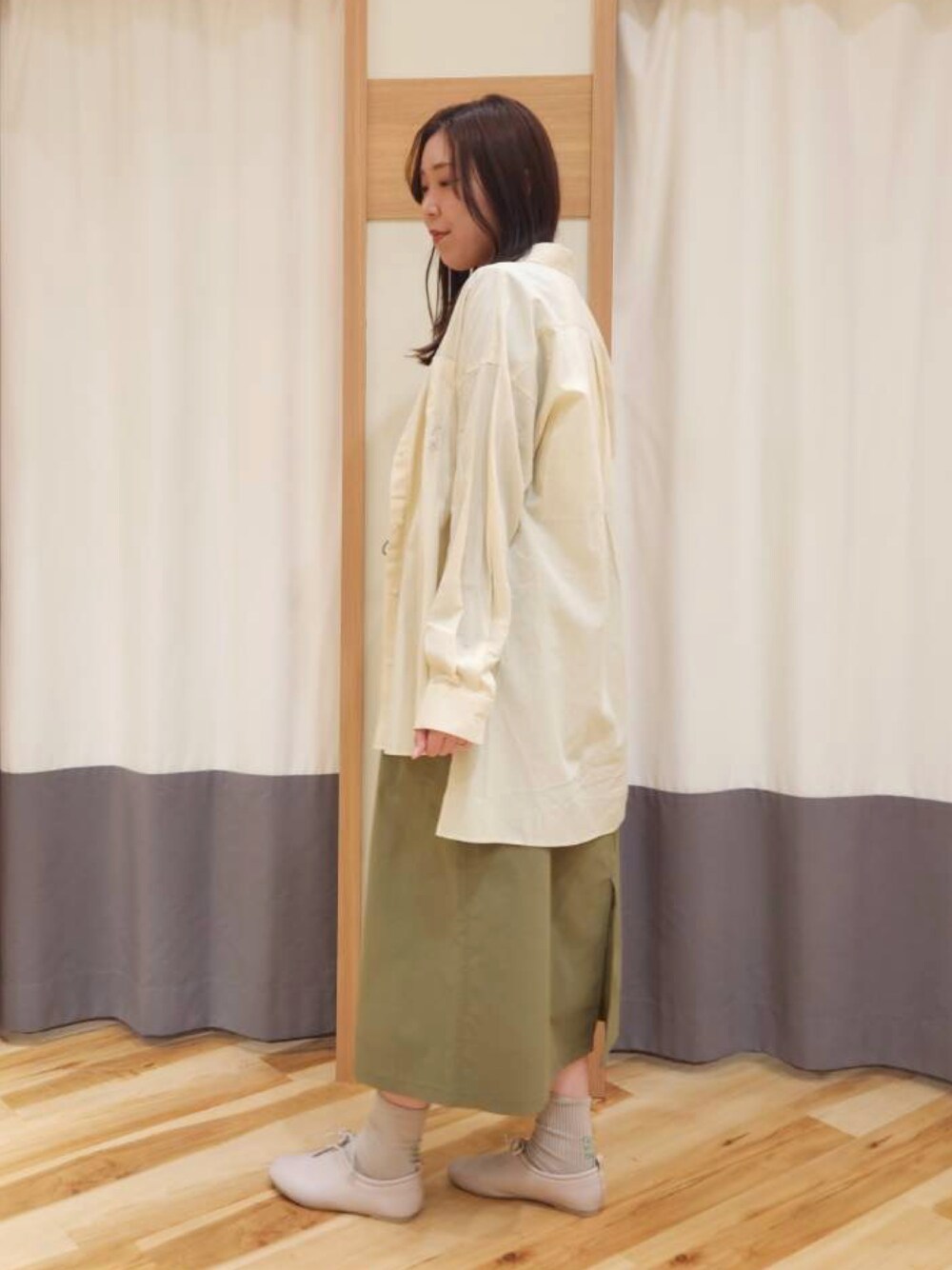 「春めき満開コーデ、サスペンダー、春色、春服コーデ、オトナカワイイ、お花見コーデ、ootd、カジュアルスタイル、ラクチンコーデ、ゆるコーデ、ママコーデ」｜「Samansa Mos2のリボンフラットシューズ（ドレスシューズ、ベージュ系）」を使った、manaさん（レディース・167cm）の春コーディネートの1枚目の写真