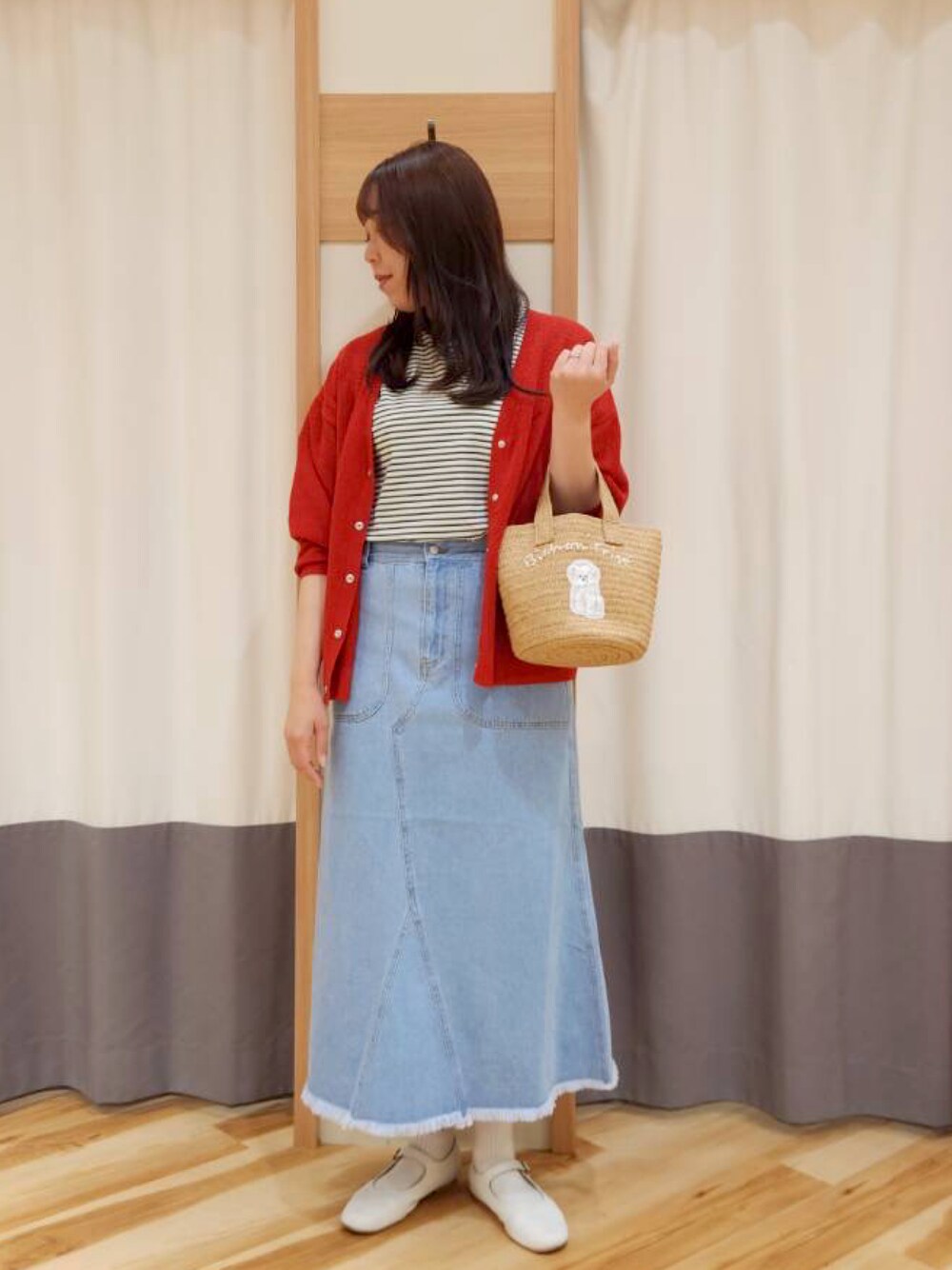 「カジュアルコーデ、カジュアルガーリー、サマンサ モスモス(Samansa Mos2)、カーディガン、夏コーデ、夏、お洒落さんとつながりたい、高身長コーデ、ママコーデ、骨格ストレート」｜「Samansa Mos2のドッグ刺繍カゴバッグ（ハンドバッグ、ホワイト系）」を使った、manaさん（レディース・167cm）の春コーディネートの1枚目の写真