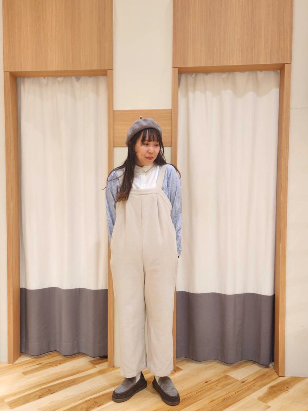 「冬コーデ、オトナカジュアル、ゆるコーデ、高身長女子、ママコーデ、サマンサ モスモス(Samansa Mos2)、サロペット、おしゃれさんと繋がりたい」｜「Samansa Mos2の【保温加工】柄アソートクレリックシャツ（シャツ/ブラウス、ブルー系）」を使った、manaさん（レディース・167cm）の冬コーディネートの1枚目の写真
