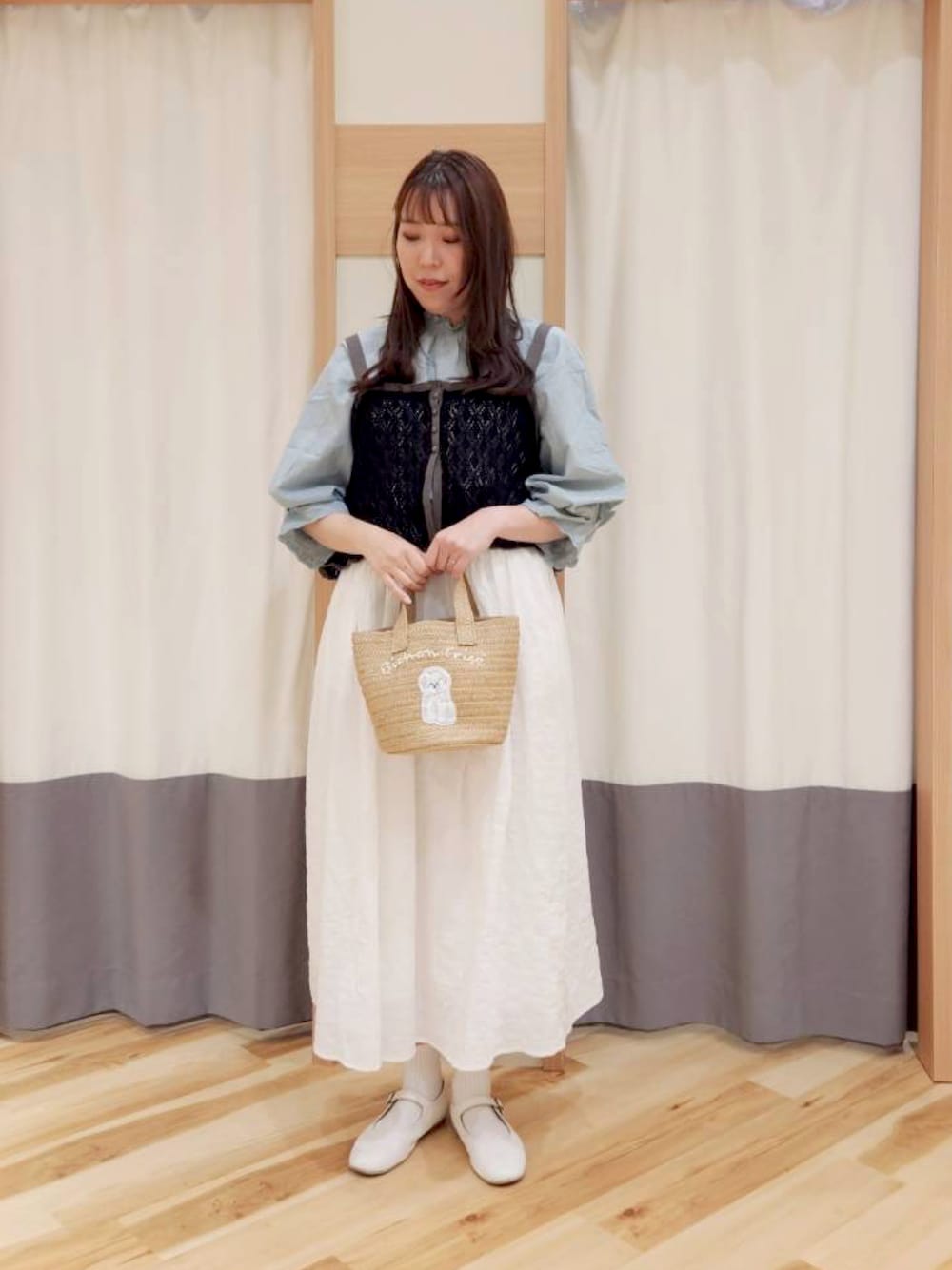 「サマンサ モスモス(Samansa Mos2)、ゆるコーデ、ナチュラル、ブラウス、ラクチンコーデ、大人かわいい、ラフコーデ、夏コーデ、夏」｜「Samansa Mos2のドッグ刺繍カゴバッグ（ハンドバッグ、ホワイト系）」を使った、manaさん（レディース・167cm）の春コーディネートの1枚目の写真