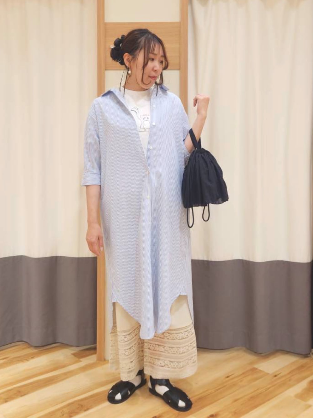 「シャツワンピ、レイヤードスタイル、シンプルコーデ、ストライプシャツ、ラフコーデ、夏コーデ、ママコーデ、高身長女子、大人かわいい、夏」｜「Samansa Mos2の【miyuki matsuo×Samansa Mos2】刺繍バッグ（ハンドバッグ、ブラック系）」を使った、manaさん（レディース・167cm）の春コーディネートの1枚目の写真