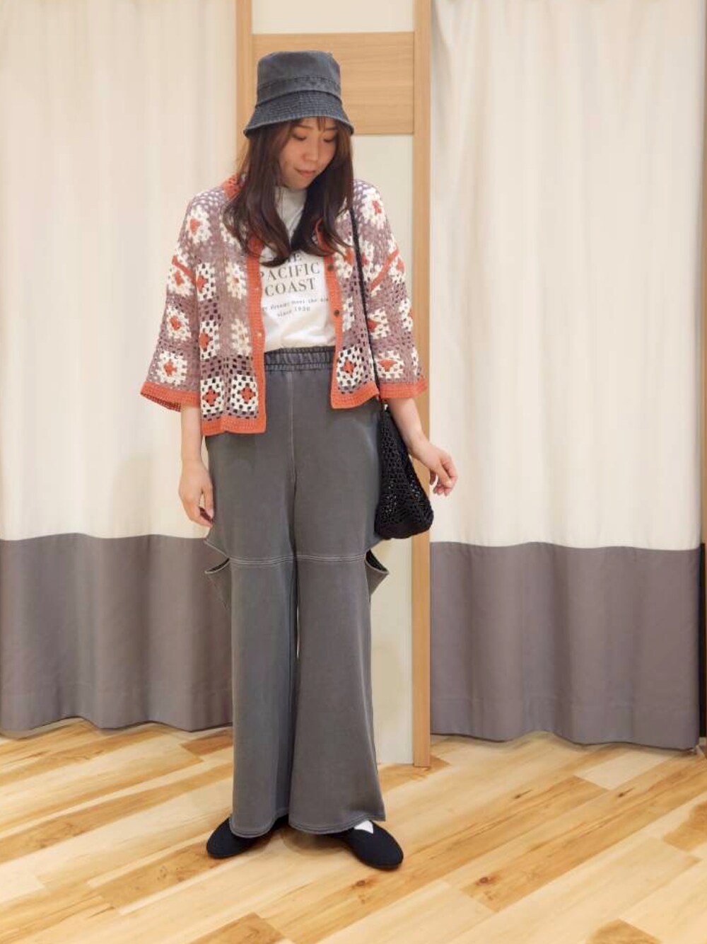 「カジュアル、スリットパンツ、古着MIX、おでかけコーデ、春コーデ、春夏コーデ、パンツスタイル、韓国ファッション、サマンサ モスモス(Samansa Mos2)、高身長女子」｜「Samansa Mos2のニットスカラップバレエシューズ（バレエシューズ、ブラック系）」を使った、manaさん（レディース・167cm）の春コーディネートの1枚目の写真