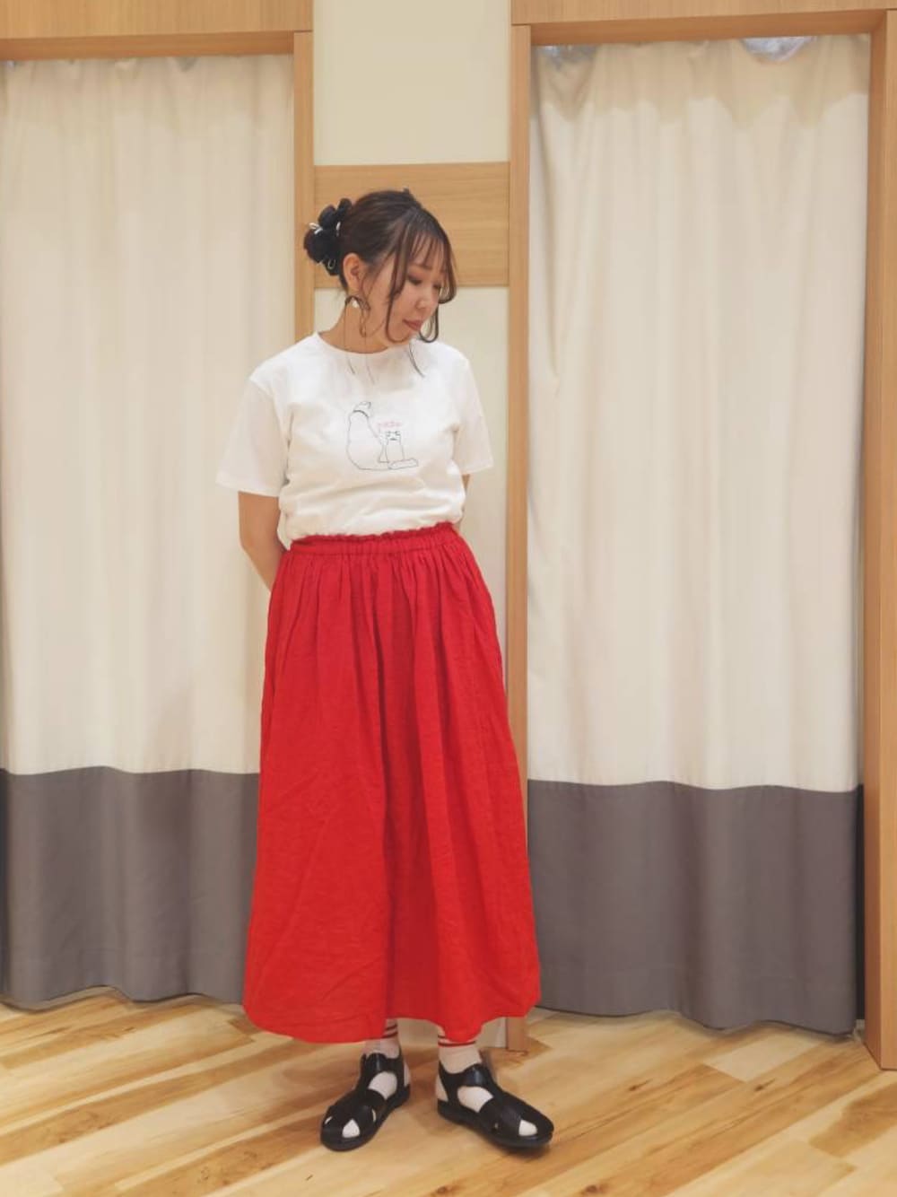 「最近のいい感じコーデ、古着MIX、差し色コーデ、れっど、赤、フレアスカート、スカート、カジュアルスタイル、今日のコーデ、オトナカジュアル、おでかけコーデ、ootd、夏コーデ」｜「Samansa Mos2の◎アニマル刺繍Tシャツ（Tシャツ/カットソー、ホワイト系）」を使った、manaさん（レディース・167cm）の春コーディネートの1枚目の写真