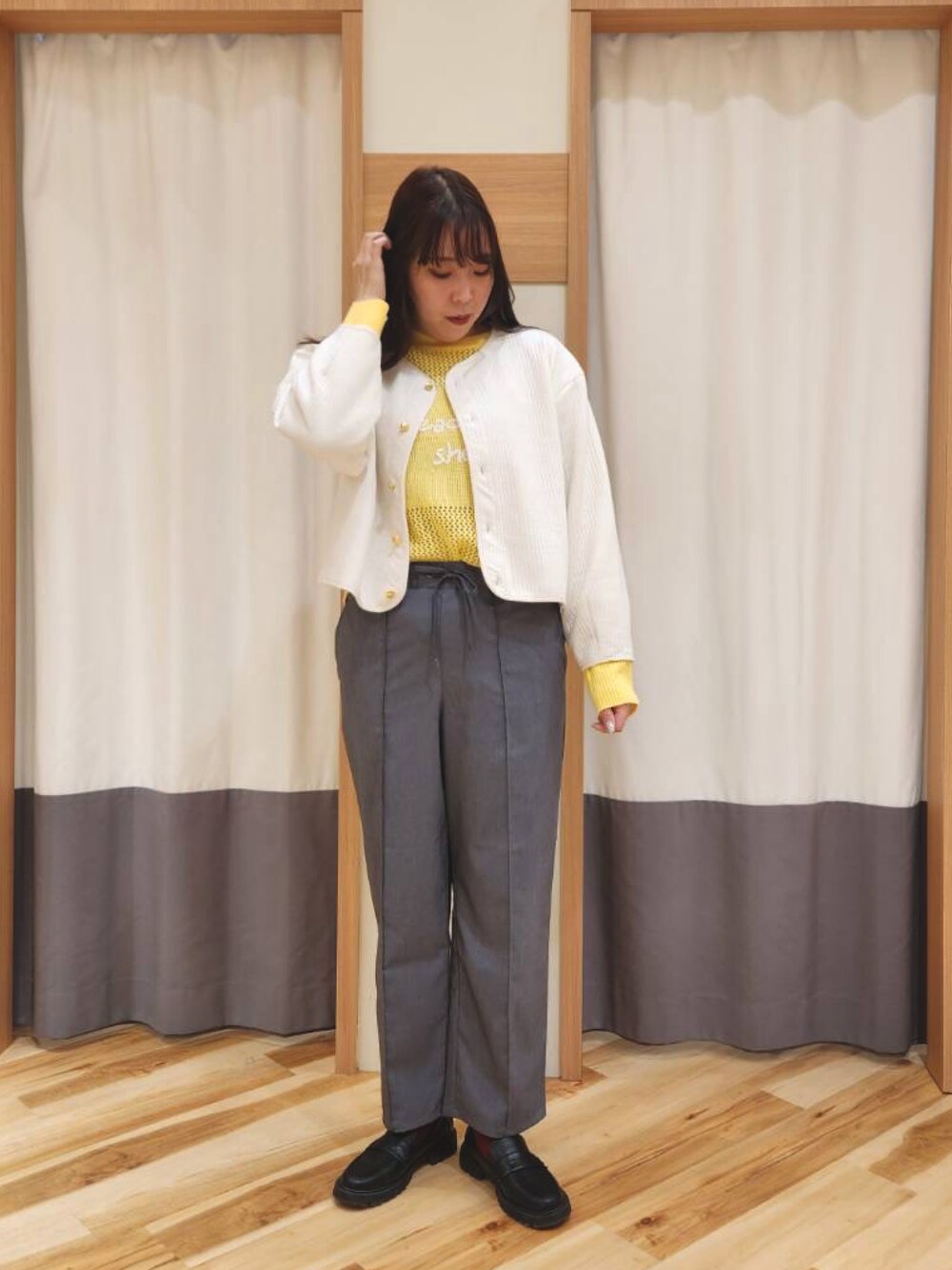 「オフィスカジュアル、オトナカジュアル、高身長女子、春服、ロゴニット、キレイめ、春アウター、30代コーデ、ママコーデ、イエベ春」｜「Samansa Mos2 blueのカットキルトノーカラージャケット（ノーカラージャケット、ホワイト系）」を使った、manaさん（レディース・167cm）の冬コーディネートの1枚目の写真