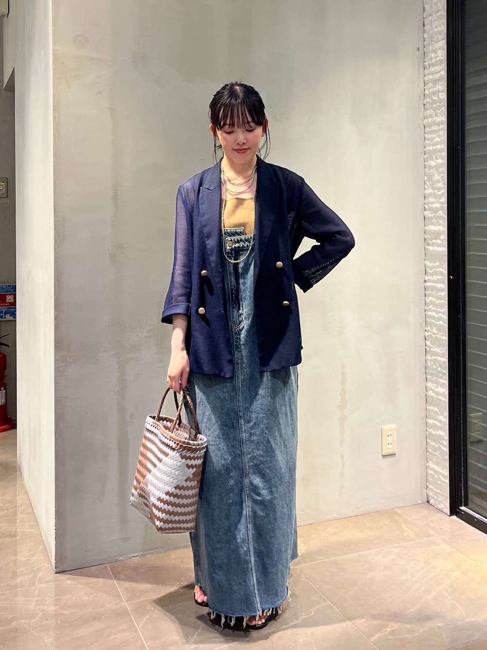 裾フリンジデニムジャンスカを使った人気ファッション