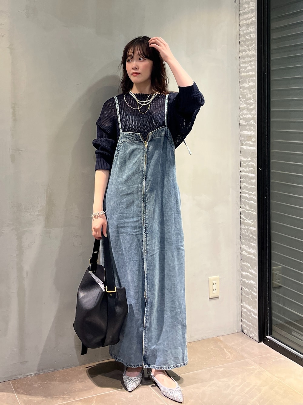 「春コーデ、春服コーデ、春、大人コーデ、おしゃれさんと繋がりたい、オトナカジュアル、着回しコーデ、ジャンスカ、デニム、骨格ストレート、DouDou、大人カジュアル、シンプルコーデ、シンプル、春ニット」｜「DouDouのスパンコールポインテッドバレエ（バレエシューズ、シルバー系）」を使った、mikuさん（レディース・165cm）の春コーディネートの1枚目の写真