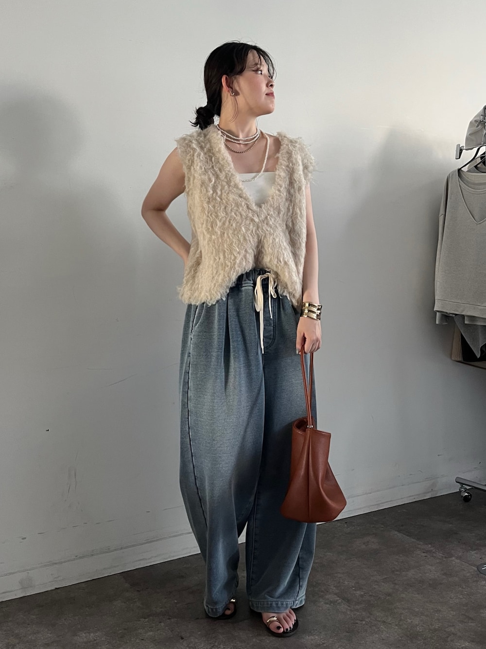 「ブラウン、秋服準備はじめました、休日スタイル、デニム、シンプルコーデ、お出かけコーデ、秋服、秋のコーデ、ベスト、今日のコーデ、大人カジュアル、オトナカジュアル、シンプル、きれいめカジュアル、DouDou」｜「DouDouのデニムワイドイージーパンツ（デニムパンツ、ブルー系）」を使った、mikuさん（レディース・165cm）の夏コーディネートの1枚目の写真