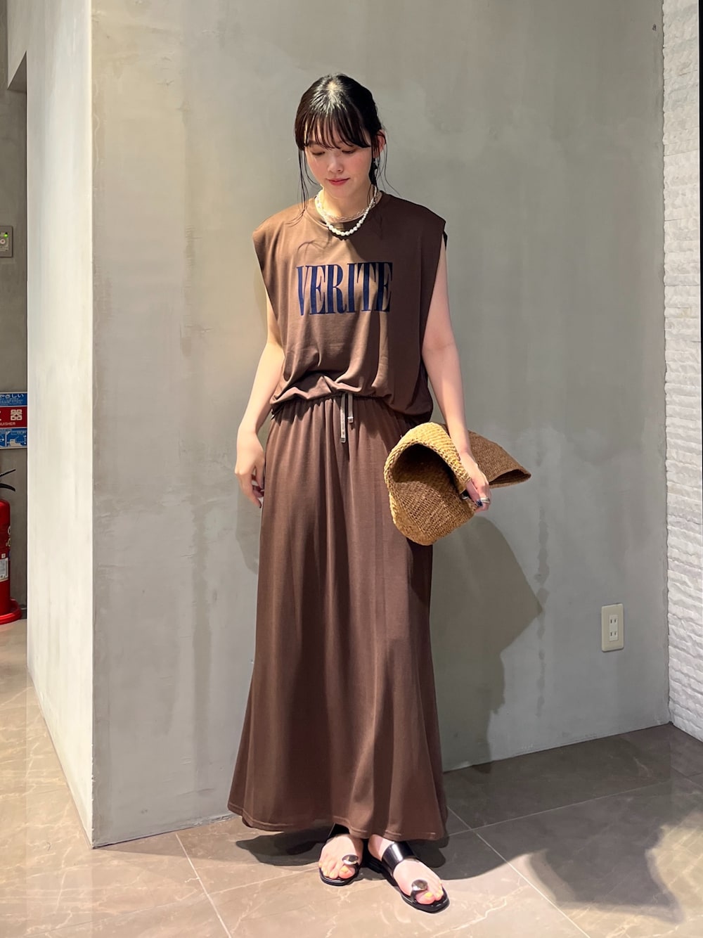 ブラウン系のスカート、ブラウン系のTシャツ/カットソーを着用したレディースの春コーディネートの1枚目の写真