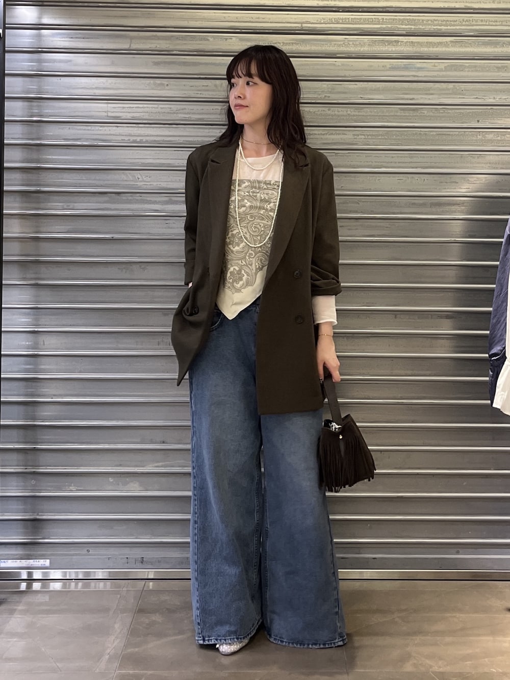 その他のその他シューズ、ブルー系のデニムパンツ、ブラウン系のテーラードジャケットを着用したレディースの秋コーディネートの1枚目の写真