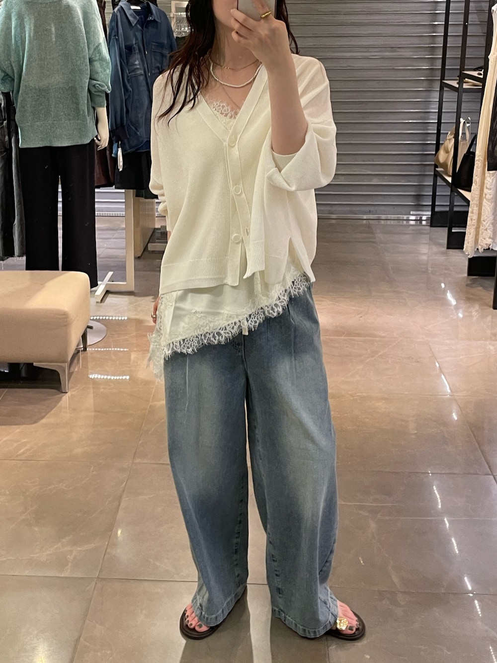 ブルー系のデニムパンツ、ホワイト系のシャツ/ブラウス、ホワイト系のカーディガン/ボレロを着用したレディースの春コーディネートの1枚目の写真