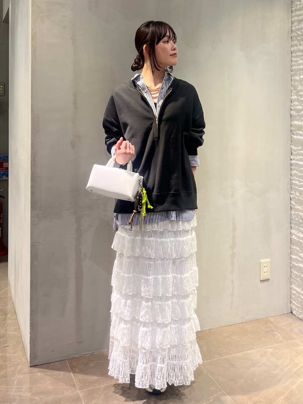 「今日のコーデ、大人コーデ、大人女子、おしゃれさんと繋がりたい、春服みてみて、ゆるコーデ、大人かわいい、着回しコーデ、ootd、スウェット、レイヤードスタイル、骨格ストレート、春色、DouDou、ストライプ」｜「DouDouのスクエアショルダー（ショルダーバッグ、ホワイト系）」を使った、mikuさん（レディース・165cm）の冬コーディネートの1枚目の写真