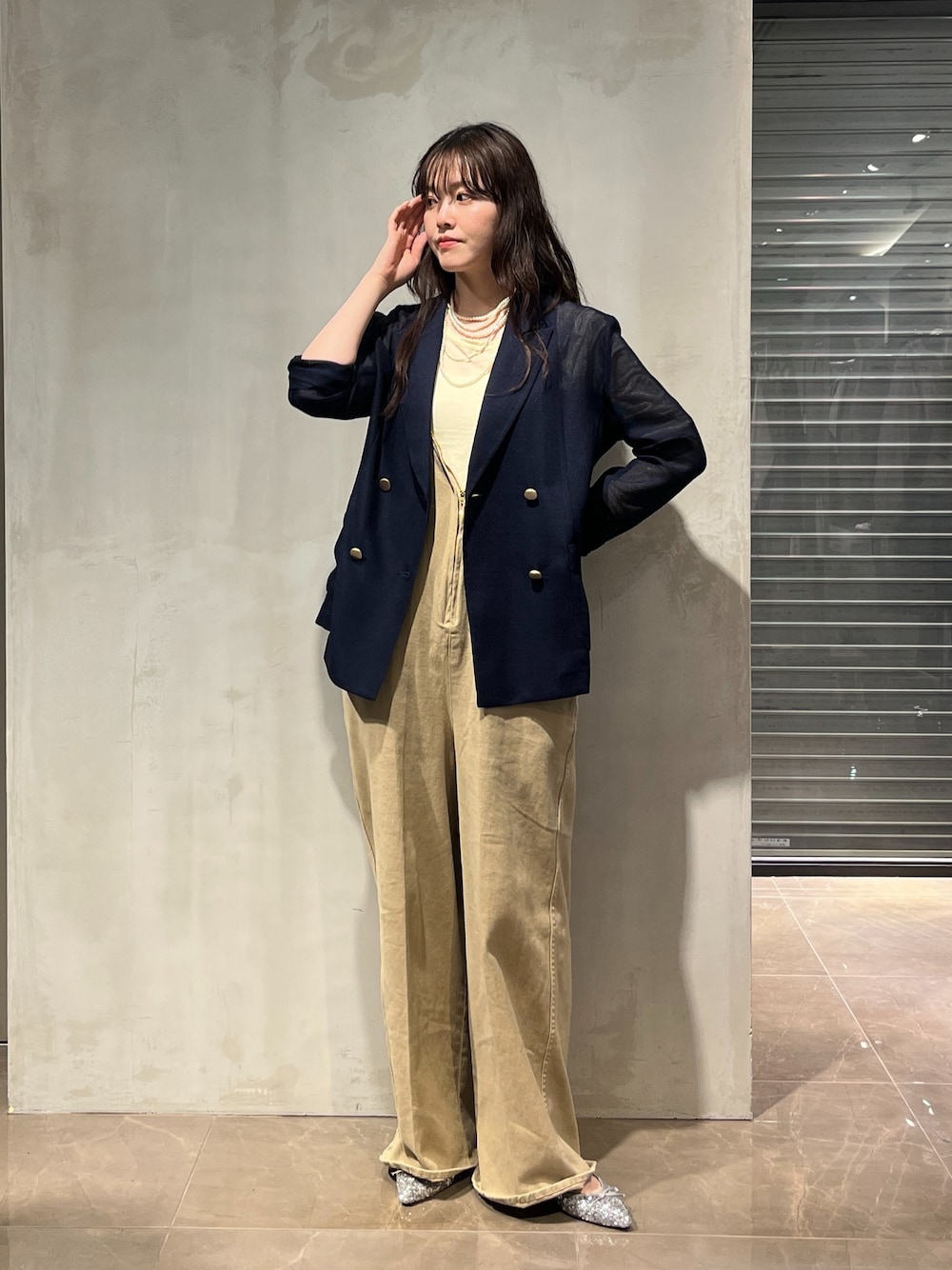 「ジャケット、春コーデ、休日スタイル、お出かけコーデ、オトナ女子、ラクチンコーデ、リラックススタイル、オトナカジュアル、大人カジュアル、シンプルコーデ、シンプル、春色、DouDou、サロペット、骨格ストレート」｜「DouDouのスパンコールポインテッドバレエ（バレエシューズ、シルバー系）」を使った、mikuさん（レディース・165cm）の春コーディネートの1枚目の写真