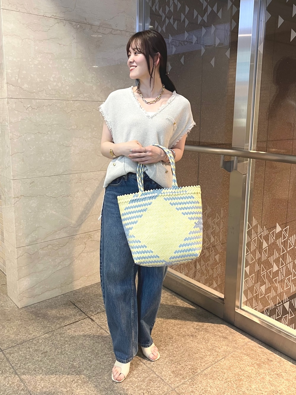 「夏コーデ、大人カジュアル、お出かけコーデ、今日のコーデ、楽チンコーデ、ゆるコーデ、着回しコーデ、大人女子、きれいめカジュアル、DouDou、ドゥドゥ(DouDou)、2023ss、高身長女子、ベスト、デニム」｜「DouDouの【atelier brugge／アトリエブルージュ】マルシェバッグ（かごバッグ、イエロー系）」を使った、mikuさん（レディース・165cm）の夏コーディネートの1枚目の写真