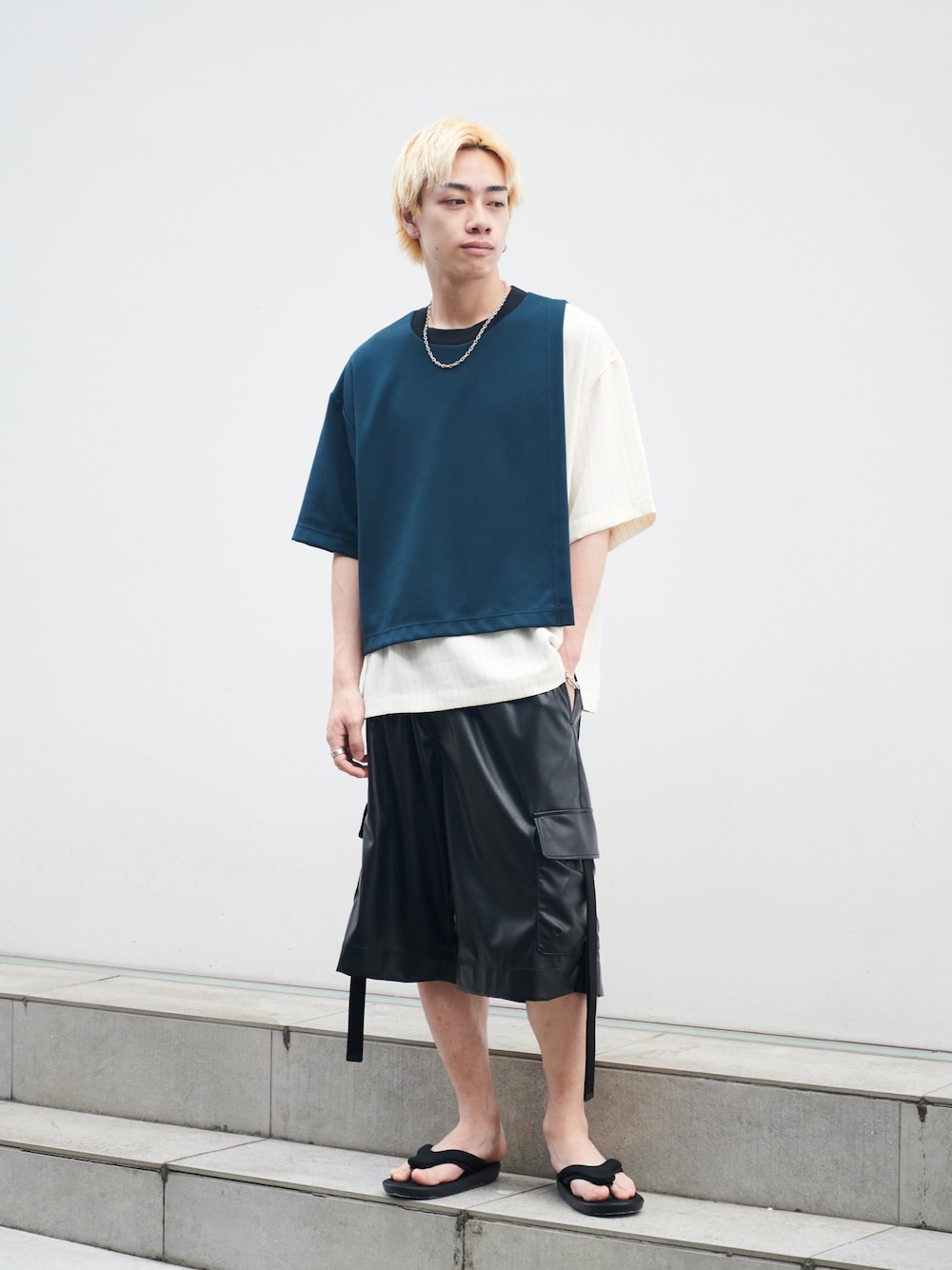 「STUDIOUS、サンダル、CULLNI、きれいめカジュアル」｜「CULLNIのSTUDIOUS別注 LAYERED TEE（Tシャツ/カットソー、グリーン系）」を使った、タツーキさん（メンズ・169cm）の夏コーディネートの1枚目の写真