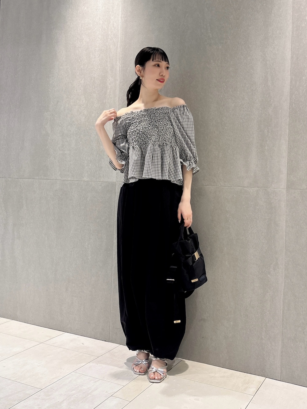 ブラック系のシャツ/ブラウス、ブラック系のその他パンツ、ブラック系のショルダーバッグを着用したレディースの夏コーディネートの1枚目の写真