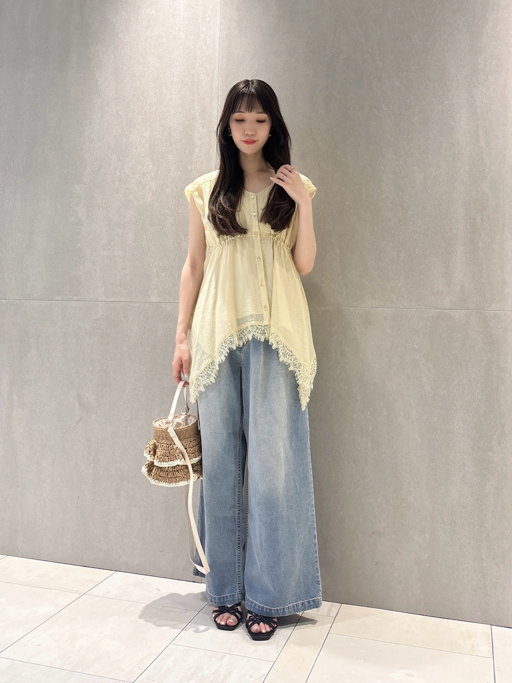 イエロー系のシャツ/ブラウス、ブルー系のその他パンツ、ベージュ系のショルダーバッグを着用したレディースの春コーディネートの1枚目の写真