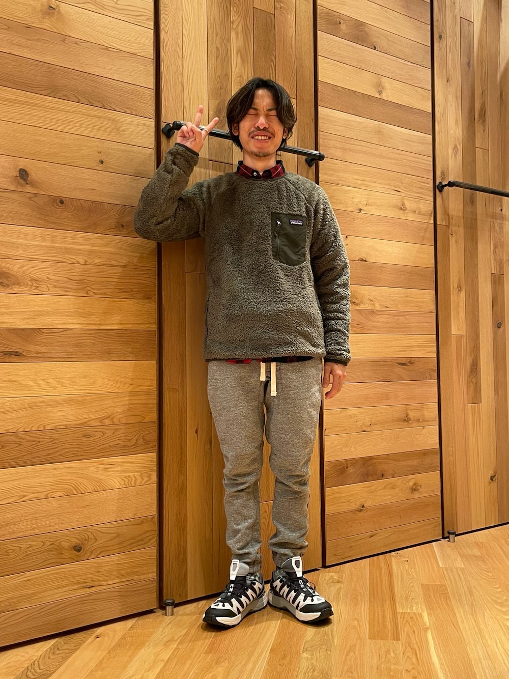 「秋、wearhalloween2021、休日スタイル、大人カジュアル、秋コーデ、おしゃれさんと繋がりたい、今日のコーデ、大人コーデ、ラフ、patagonia、BEAMS」｜「patagoniaのメンズ　ロスガトスクルー（ニット/セーター、グリーン系）」を使った、たばやんさん（メンズ・168cm）の秋コーディネートの1枚目の写真