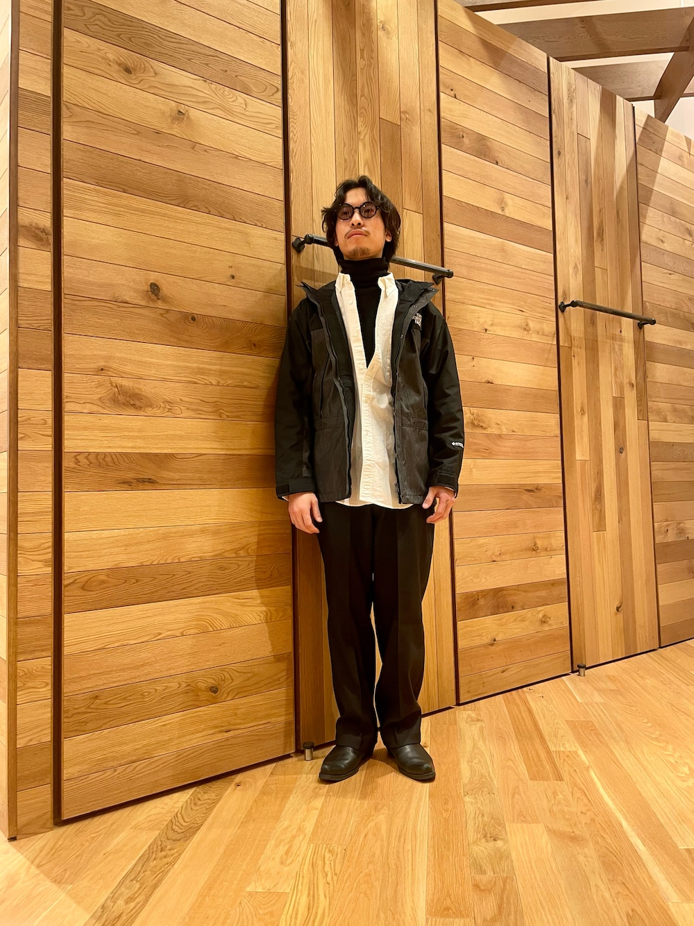 「大人カジュアル、お洒落さんとつながりたい、ビックシルエット、ラフ、カジュアル、春コーデ、シンプルコーデ、モノトーン、タートルネック、シャツスタイル、THE NORTH FACE、カジュアルコーデ、スラックス、BEAMS、ブーツ」｜「BEAMSのBEAMS / アクション スラックス（スラックス、ブラック系）」を使った、たばやんさん（メンズ・168cm）の冬コーディネートの1枚目の写真