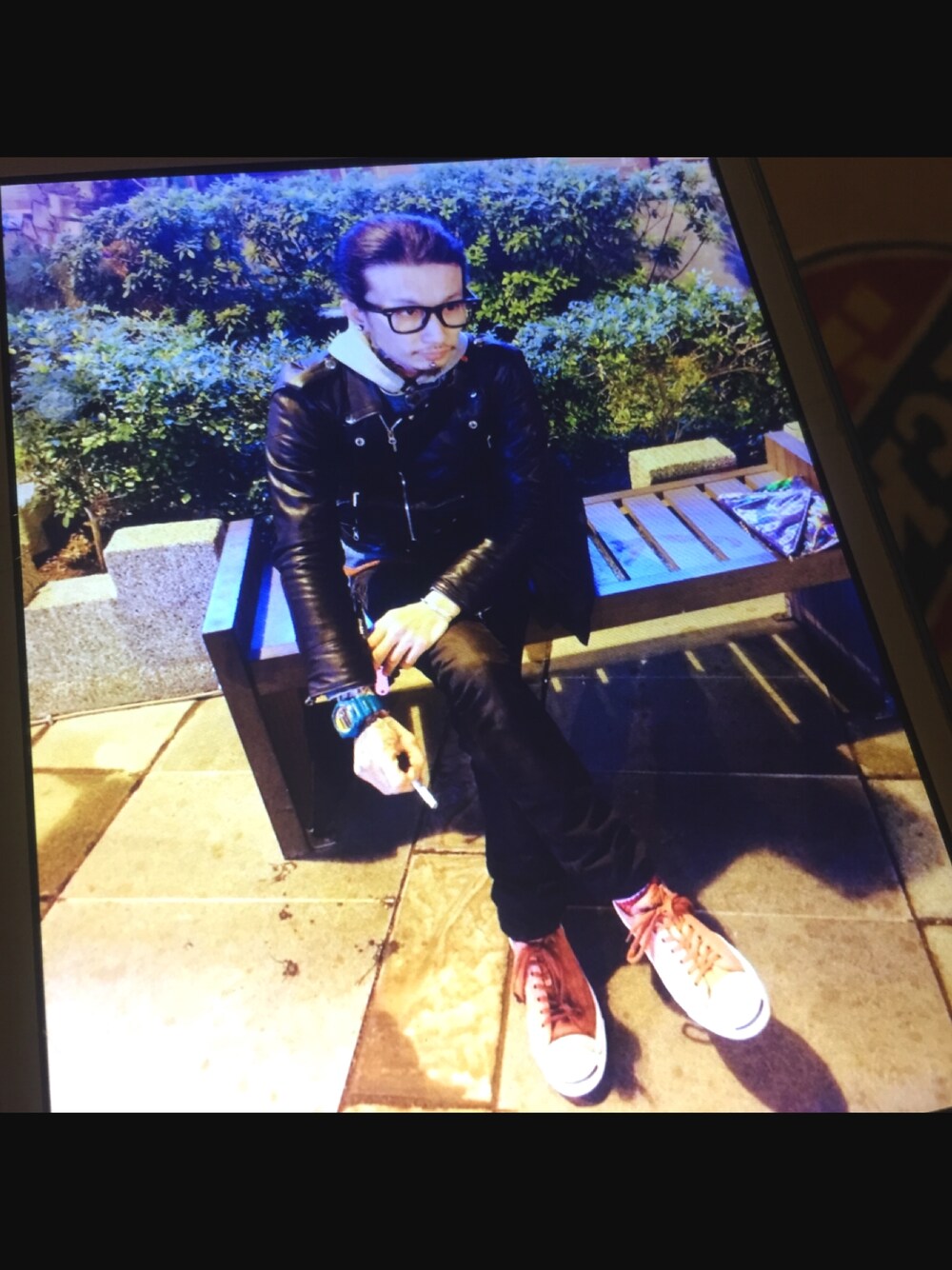 「CONVERSEのアイテム（その他シューズ、レッド系）」を使った、邱桑さん（メンズ・166cm）の秋コーディネートの1枚目の写真