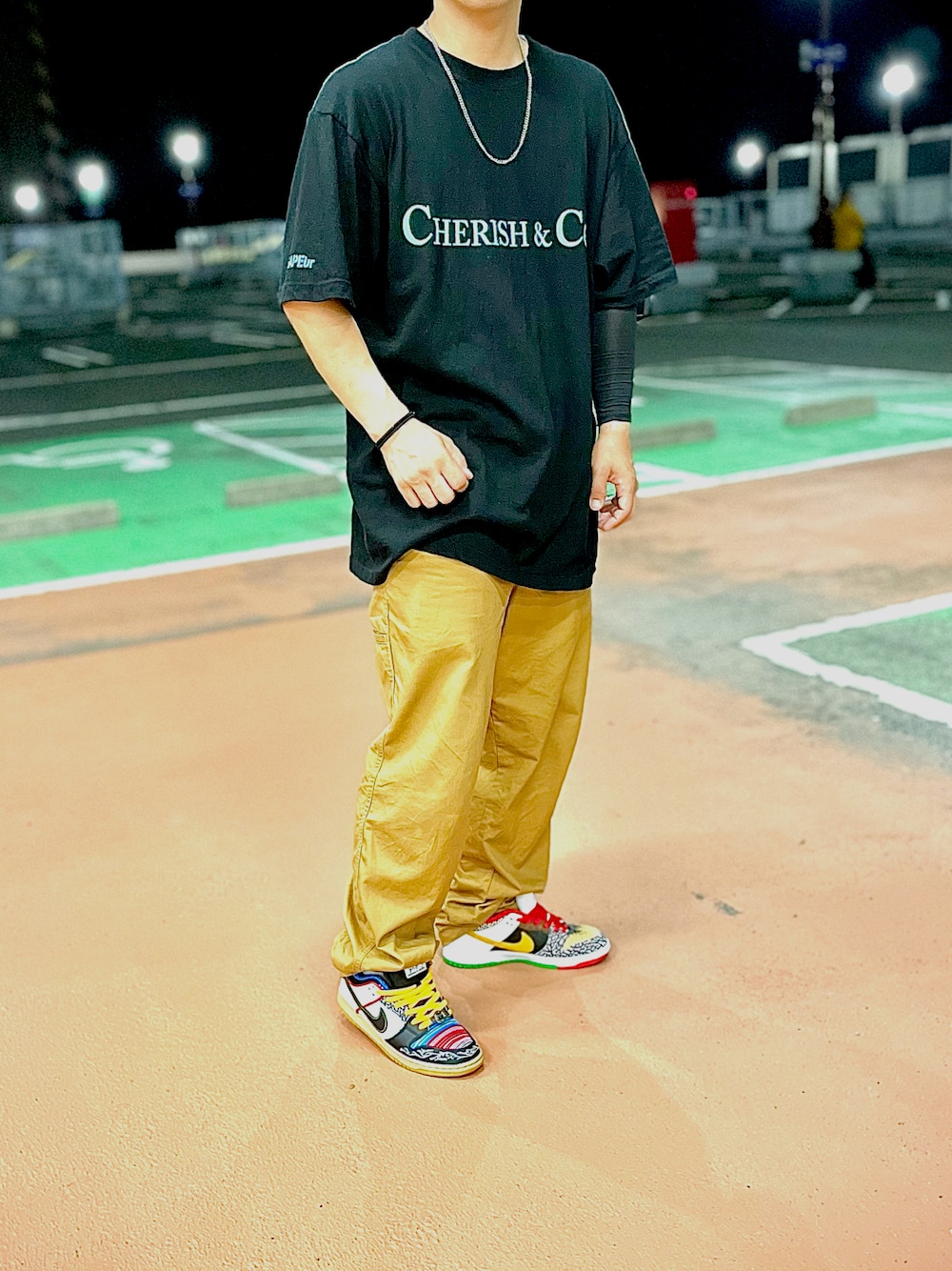 「sapeur、FR2、夏コーデ、supreme、NIKE、ナイキ、nike sb、チノパン、ストリート、ストリートコーデ、スニーカー、スニーカーコーデ、スニーカー好きと繋がりたい、サプール、夏」｜「SAPEurのアイテム（Tシャツ/カットソー、ブラック系）」を使った、D     ．SNKSさん（メンズ・171cm）の夏コーディネートの1枚目の写真
