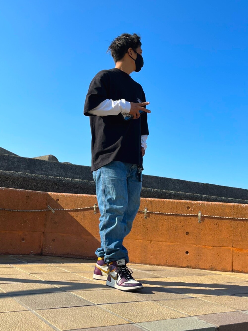 「シンプル、ストリート、ストリートコーデ、スニーカー、aj1、NIKE、nike sb、ジョーダン、ビブテックス、FreshService、スニーカー好きと繋がりたい、あしもと倶楽部、足元くら部」｜「FreshServiceのアイテム（Tシャツ/カットソー、ブラック系）」を使った、D     ．SNKSさん（メンズ・171cm）の秋コーディネートの1枚目の写真