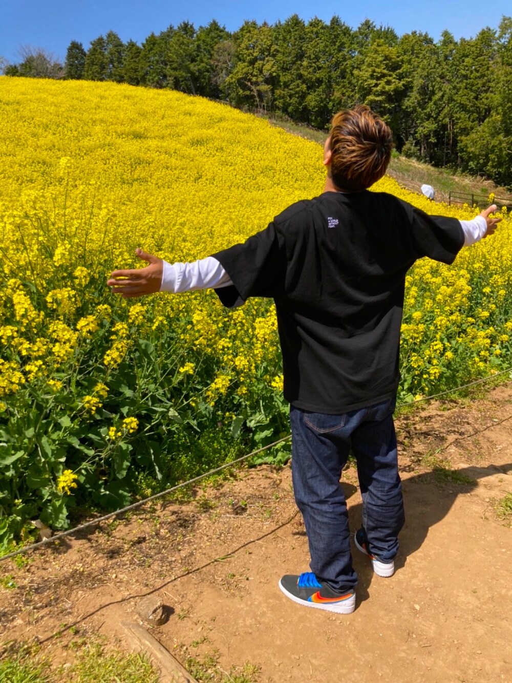 「お洒落さんとつながりたい」｜「FreshServiceのアイテム（Tシャツ/カットソー、ブラック系）」を使った、D     ．SNKSさん（メンズ・171cm）の春コーディネートの1枚目の写真