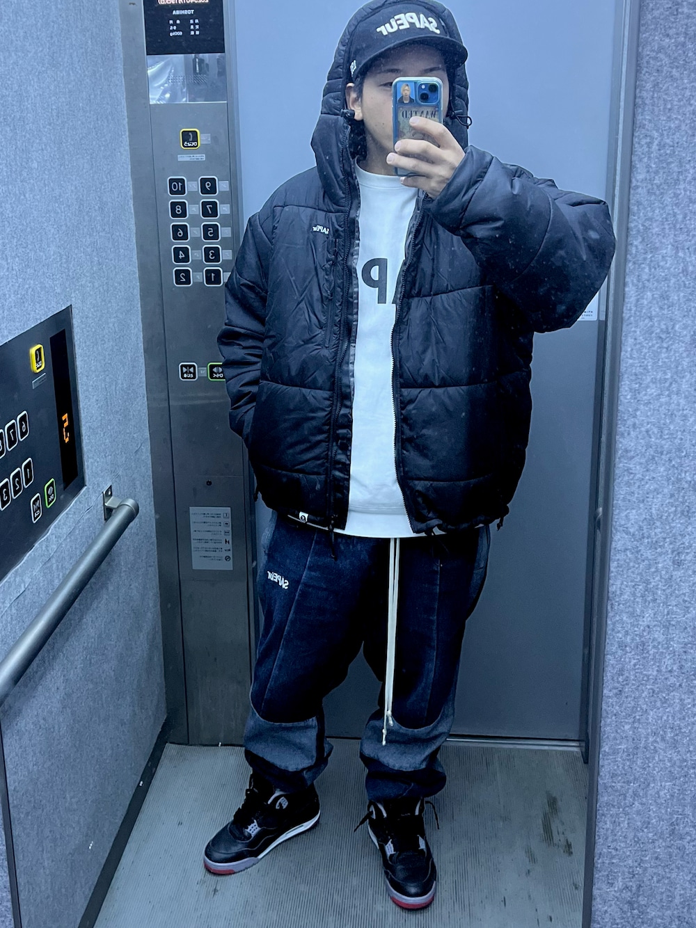 「sapeur、ストリート系、Jordan、AJ4、ジョーダン、サプール、NIKE、ナイキ、ダウンジャケット、トラックパンツ」｜「SAPEurのアイテム（キャップ、ブラック系）」を使った、D     ．SNKSさん（メンズ・171cm）の冬コーディネートの1枚目の写真