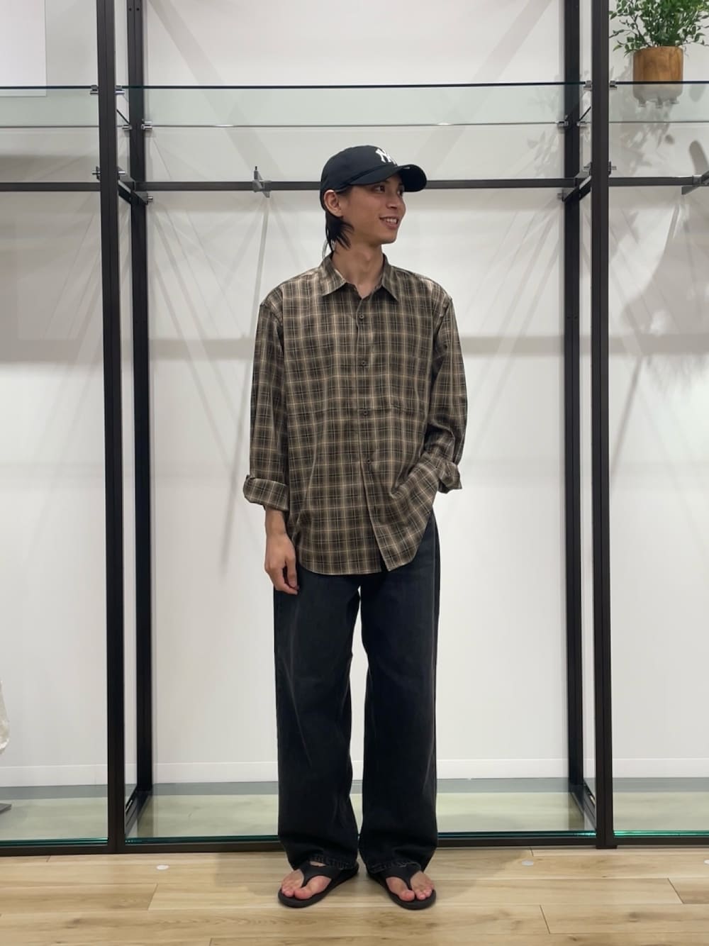 「チェック、旬顔デニムコーデ、lee101、季節の変わり目羽織コーデ、初秋のパンツスタイル、即着シャツコーデ、お出かけコーデ、メンズファッション、カジュアルスタイル、秋、秋コーデ、デニムコーデ」｜「Leeの『別注』Lee101×URBAN RESEARCH　COWBOYPANTS（デニムパンツ、ブラック系）」を使った、カズマさん（メンズ・174cm）の秋コーディネートの1枚目の写真