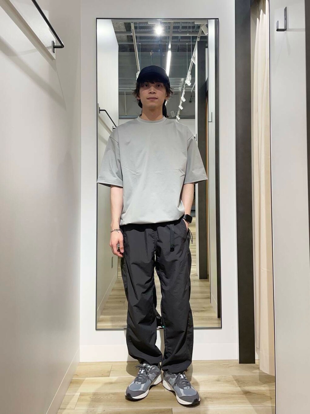 「スニーカー、newarrival、休日スタイル、urstore、ここでしか手に入らない別注アイテム、初夏のお出掛けコーデ、外遊びコーデ、やや暑い」｜「URBAN RESEARCH DOORSのURD Drawstring Short-Sleeve T-shirts（Tシャツ/カットソー、グレー系）」を使った、kazumazuma04さん（メンズ・174cm）の春コーディネートの1枚目の写真