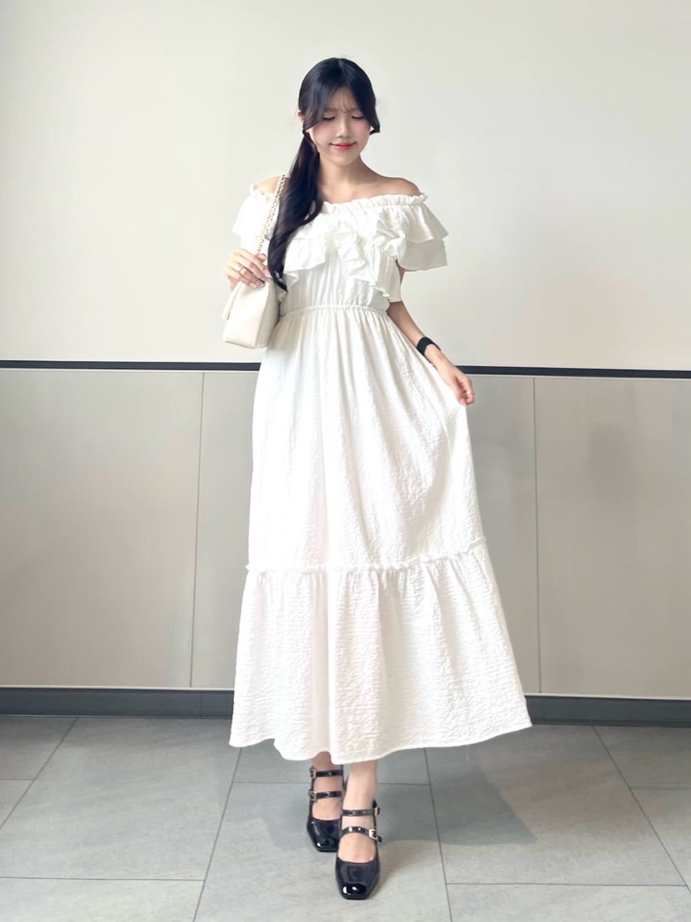 「INGNI、夏コーデ、ショルダーバッグ、プチプラ、お出かけコーデ、フェススタイル、フリル、オトナ女子、ホワイト、きれいめコーデ、ワンピース、ワンピースコーデ、ワンピース 、夏服、夏ファッション」｜「INGNIのクロスフリルオフショルワンピース（ワンピース、ホワイト系）」を使った、manakaさん（骨格ストレート・レディース・160cm）の夏コーディネートの1枚目の写真