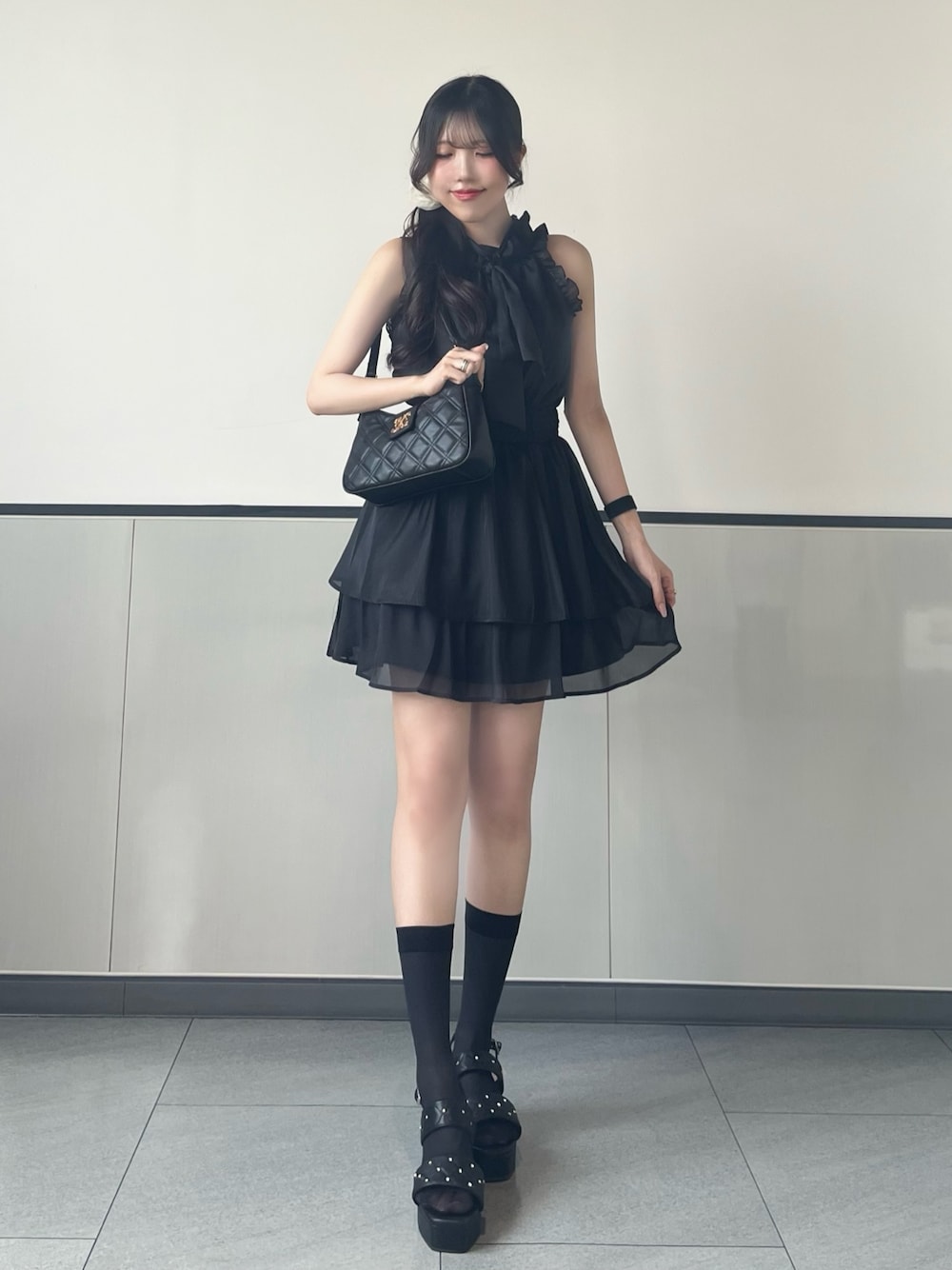 「INGNI、ワンピースコーデ、フリル、初夏コーデ、ブラックコーデ、ミニワンピ、ブラック、プチプラ、テーマパークコーデ、きれいめコーディネート、ワンピーススタイル、大人可愛い、おでかけコーデ、夏コーデ、ノースリーブ」｜「INGNIの2Wayリボンアメスリフリルミニワンピース（ワンピース、ブラック系）」を使った、manakaさん（骨格ストレート・レディース・160cm）の夏コーディネートの1枚目の写真
