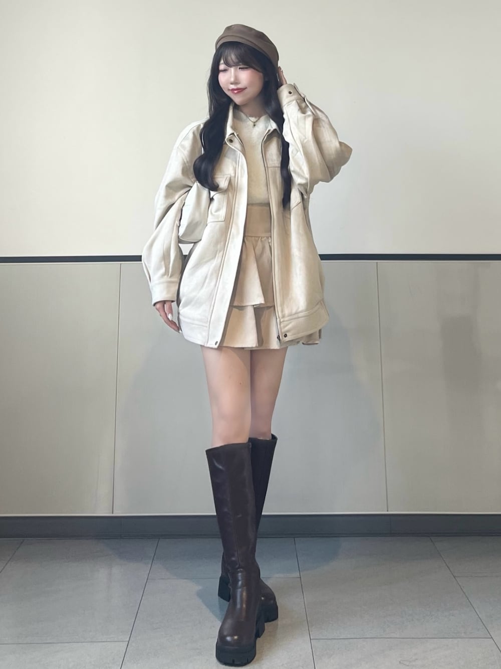 「INGNI、ベレー帽、ベージュ、ロングブーツ、スエード、ボリューム袖、最旬ブラウンコーデ、お出かけコーデ、秋冬コーデ、着回しコーデ、大人かわいい、オトナ女子、大人女子、ショルダーバッグ、秋服準備はじめました」｜「INGNIのフェイクスエードフリルスカパン（スカート、ホワイト系）」を使った、manakaさん（骨格ストレート・レディース・160cm）の秋コーディネートの1枚目の写真