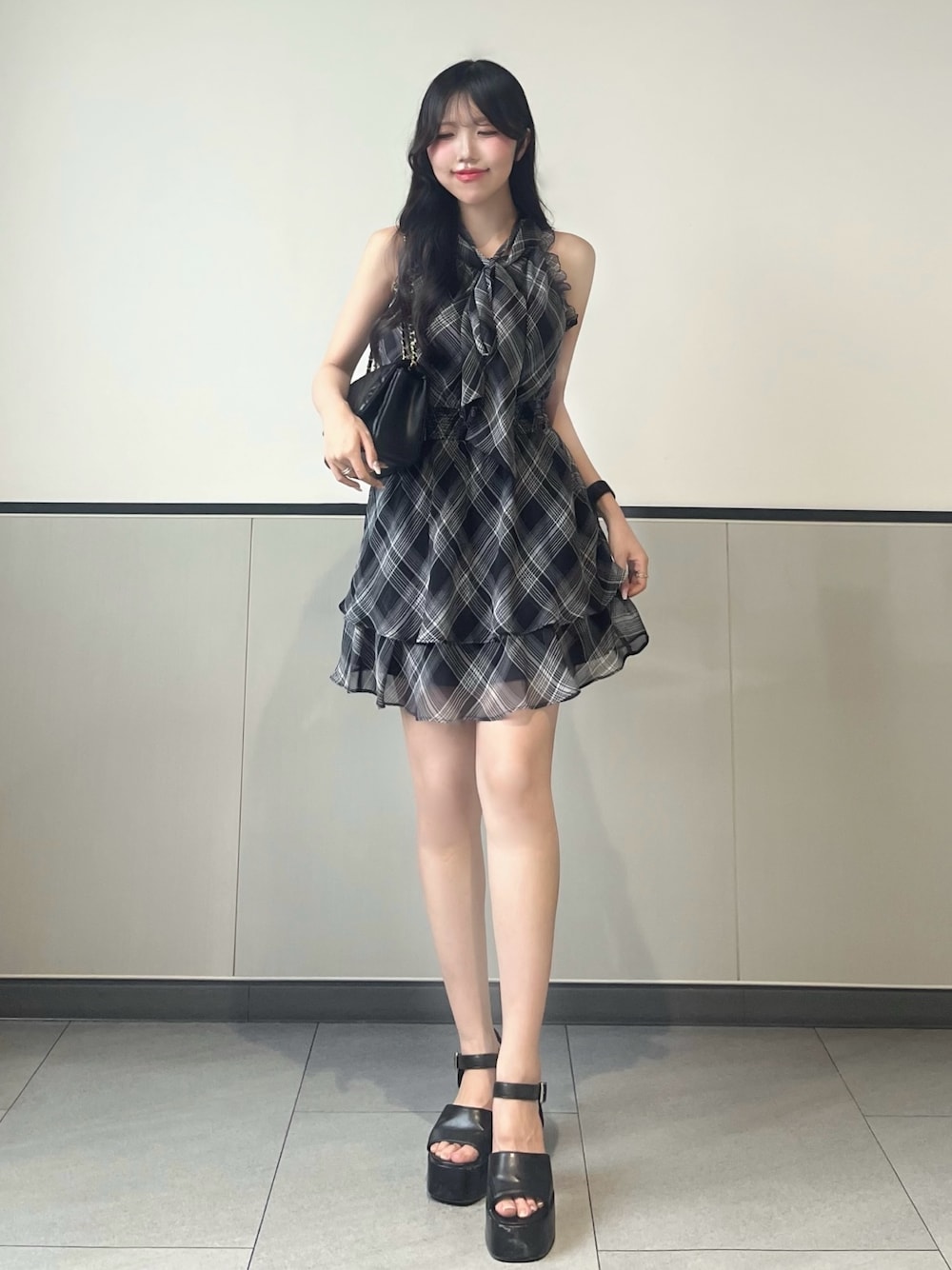「INGNI、ブラック、大人ガーリー、今日のコーデ、ワントーンコーデ、スカートコーデ、きれいめコーデ、ワンピーススタイル、大人女子、デートコーデ、アメスリ、ノースリーブ、ノースリーブワンピース、綺麗めコーデ、フェミニン」｜「INGNIの2Wayリボンアメスリフリルミニワンピース（ワンピース、ブラック系）」を使った、manakaさん（骨格ストレート・レディース・160cm）の夏コーディネートの1枚目の写真