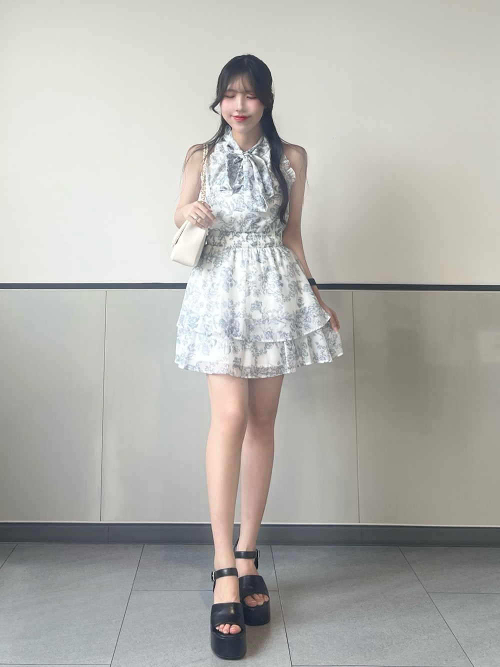 「INGNI、ワンホン、韓国ファッション、お洒落さんとつながりたい、ワンピースコーデ、フリル、きれいめコーデ、ショルダーバッグ、レディースファッション、夏コーデ、アメスリ、キレイめ、キレイめコーデ、フェミニン、花柄ワンピース」｜「INGNIの2Wayリボンアメスリフリルミニワンピース（ワンピース、ホワイト系）」を使った、manakaさん（骨格ストレート・レディース・160cm）の夏コーディネートの1枚目の写真