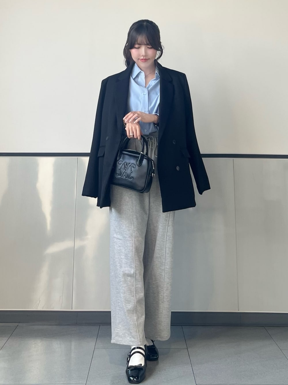 「INGNI、スウェットコーデ、標準身長、秋冬コーデ、秋のコーデ、秋服準備はじめました、newarrival、シンプルコーデ、大人カジュアル、オトナカジュアル、大人女子、秋先取りコーデ、初秋コーデ、ジャケット、トラッド」｜「INGNIのBIGテーラード／ジャケット(セットアップ対応)（テーラードジャケット、ブラック系）」を使った、manakaさん（骨格ストレート・レディース・160cm）の秋コーディネートの1枚目の写真