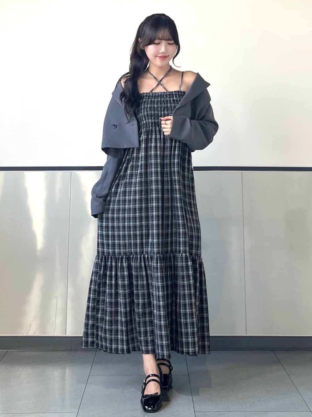 「INGNI、秋、女子会コーデ、デートコーデ、デート、秋冬コーデ、秋のコーデ、newarrival、モノトーンコーデ、大人女子、休日スタイル、チェック、ワンピース、お出かけコーデ、ジャケット」｜「INGNIのショートテーラード／ジャケット(セットアップ対応)（テーラードジャケット、グレー系）」を使った、manakaさん（骨格ストレート・レディース・160cm）の秋コーディネートの1枚目の写真